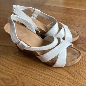 Aerology by Aerosole Girl Plush White Wedge Sandals (9)